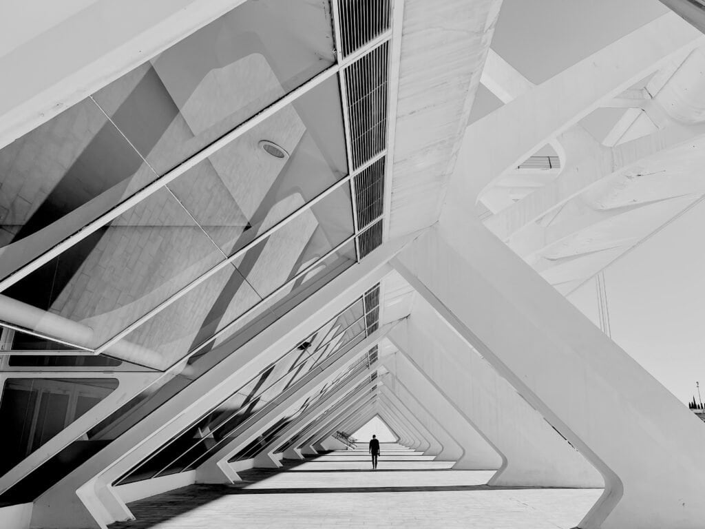 Съвременна архитектура с геометрични линии – вдъхновение за модерни интериорни решения.